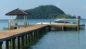 Makathanee Resort - Speedboat at Pier